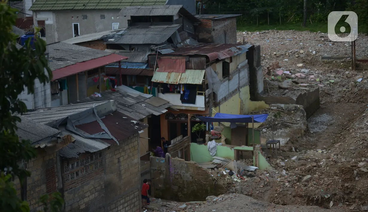 Suasana bongkaran rumah yang terdampak normalisasi sungai Ciliwung  Rawajati, Jakarta, Rabu (16/11/2022). Pemprov DKI Jakarta kembali melanjutkan normalisasi kali Ciliwung Kelurahan Rawajati menjadi prioritas penanganan banjir pada 2023.  Dengan luas lahan yang dibebaskan sebesar 4.780 meter persegi dengan jumlah 22 kk. (merdeka.com/Imam Buhori)