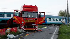Bangkai sebuah truk terlihat di sebelah rangkaian kereta api yang keluar jalur setelah terlibat kecelakaan di dekat wilayah Turin, Italia, Kamis (24/5). Truk itu dihantam kereta yang mengakibatkan dua orang tewas dalam kejadian ini. (AP/Antonio Calanni)