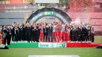 Selebrasi Cremonese merayakan sukses promosi ke Serie A. (X/Cremonese)