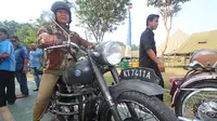 Nangkring di atas motor gede tua lansiran 1956 buatan Inggris membuat banyak orang tercengang lantaran usianya yang menginjak angka 70an