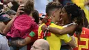 Bek Belgia, Thomas Meunie (kanan) merayakan kemenangan dengan pacarnya setelah mengalahkan Brasil pada laga perempat final Piala Dunia 2018 di Stadion Kazan Arena, Jumat (6/7). Belgia sukses memulangkan Brasil dengan skor  2-0. (AFP/Jewel SAMAD)