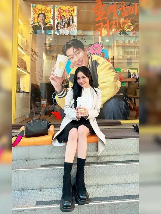 Seperti potret ini, perempuan 37 tahun itu memadukan knit top, long coat, dan mini skirt. [@mysamawar]