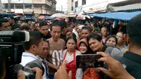 Calon Presiden nomor urut 01 Jokowi  blusukan ke Pasar Gintung Bandar Lampung. Pasar tradisional di Jalan Pisang, Tanjung Karang Pusat, Bandar Lampung. (Merdeka.com/Titin Supriatin)