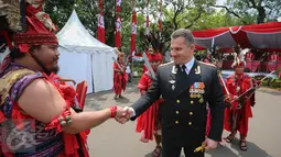 Seorang tamu negara asing bersalaman dengan penari Cakalele usai pelaksanaan upacara peringatan Proklamasi 17 Agustus di Halaman Istana Merdeka, Jakarta, Senin (17/8/2015). (Liputan6.com/Faizal Fanani)