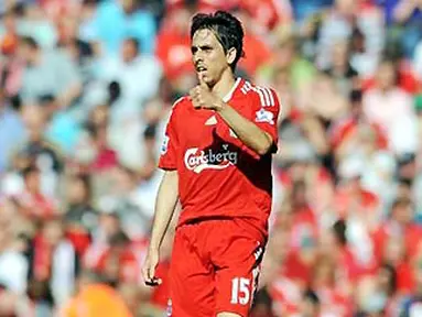 Gelandang Liverpool, Yossi Benayoun membukukan hat-trick saat menghadapi Burnley di kancah Liga Premier, 12 September 2009, di Anfield, Liverpool. AFP PHOTO/Paul Ellis