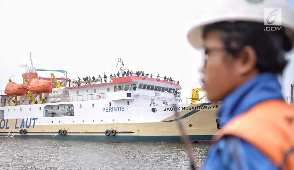 Kapal Perintis KM. Sabuk Nusatara bersiap bersandar di Pelabuhan Tanjung Priok, Jakarta, Rabu (20/6). Puncak arus balik pemudik di Pelabuhan tersebut diperkirakan akan terjadi H+7 Lebaran atau Sabtu (23/6) mendatang. (Liputan6.com/Faizal Fanani)