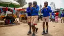 Para siswa berjalan menuju sekolah mereka di Sekolah Dasar Olympic di Kibera, salah satu daerah termiskin di ibu kota Nairobi, Kenya, Senin (12/10/2020). Kenya membuka kembali sebagian sekolah setelah ditutup sejak Maret lalu akibat pandemi corona COVID-19. (AP Photo/Brian Inganga)