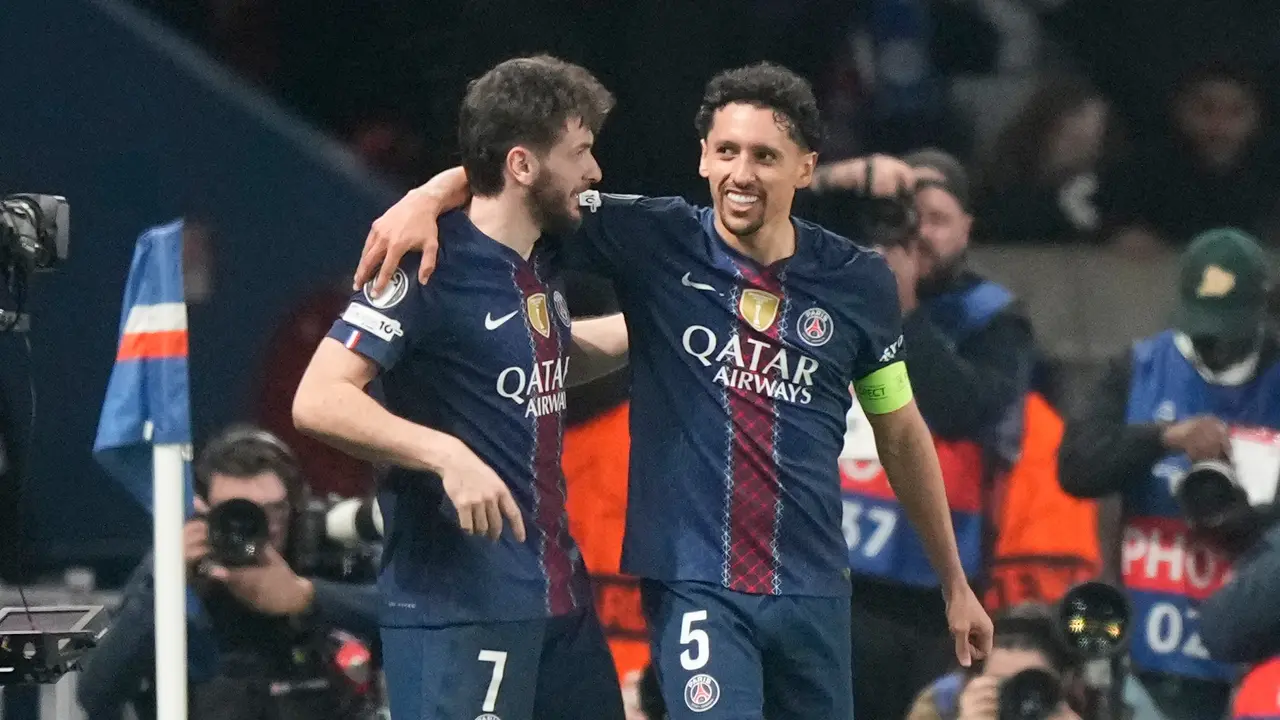 Selebrasi Khvicha Kvaratskhelia dan Marquinhos di laga PSG vs AS Monaco di leg kedua playoff Liga Champions 2025/2026 di Parc Des Princes, Kamis (26/02/2026) dini hari WIB.