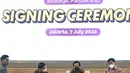 (Ki-ka) CEO MyRepublic Timotius Sulaiman, Direktur Utama PT Smartfren Telecom Merza Fachys, dan CEO Vidio Sutanto Hartono hadir dalam MoU Kerja sama di Kantor Smartfren, Jakarta, Kamis (7/7/2022). Vidio mengumumkan kerja sama strategis dengan penyedia layanan internet MyRepublic dan Smartfren. (Liputan6.com/Faizal Fanani)