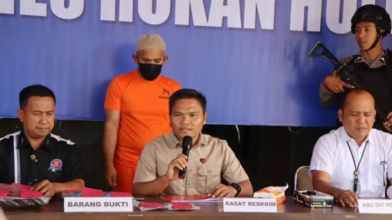 Tersangka guru BK cabuli siswi (baju oranye) di salah satu SMAN di Kabupaten Rokan Hulu.
