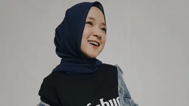 FOTO: Gaya Nissa Sabyan saat Pakai Jaket Jeans, Menawan