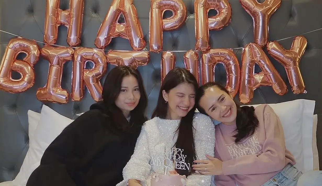 Beby Tsabina dan Sephora Sievert sebagai sahabat dekat Cassandra, turut berperan penting dalam menyukseskan kejutan tersebut. Mereka telah menjadi bagian penting dalam perjalanan hidup Cassandra selama bertahun-tahun. Persahabatan mereka yang begitu erat terlihat dari konsistensi mereka dalam merayakan ulang tahun Cassandra setiap tahunnya. Saking dekatnya kebersamaannya bak saudara. (Liputan6.com/IG/@cassandraslee)