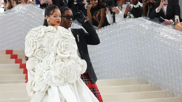 Rihanna dan A$AP Rocky di red carpet Met Gala 2023.