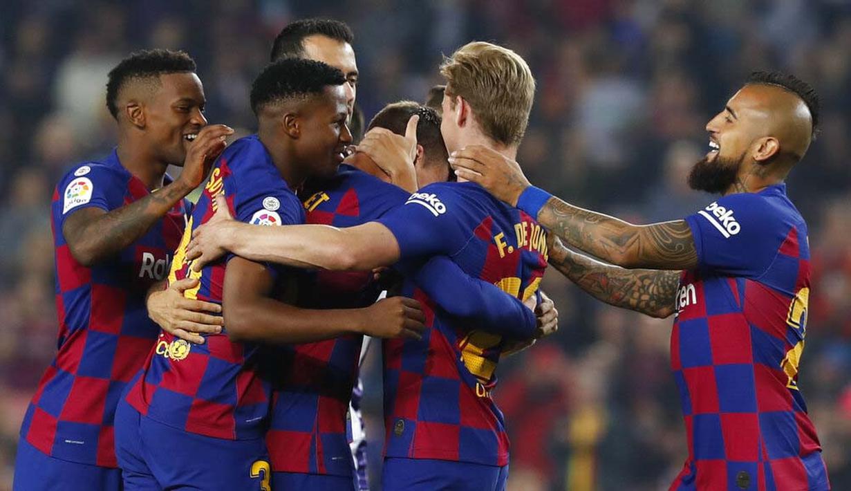 Para pemain Barcelona merayakan gol yang dicetak oleh Clement Lenglet ke gawang Real Valladolid pada laga La Liga 2019 di Stadion Camp Nou, Selasa (29/10). Barcelona menang 5-1 atas Real Valladolid. (AP/Joan Monfort)
