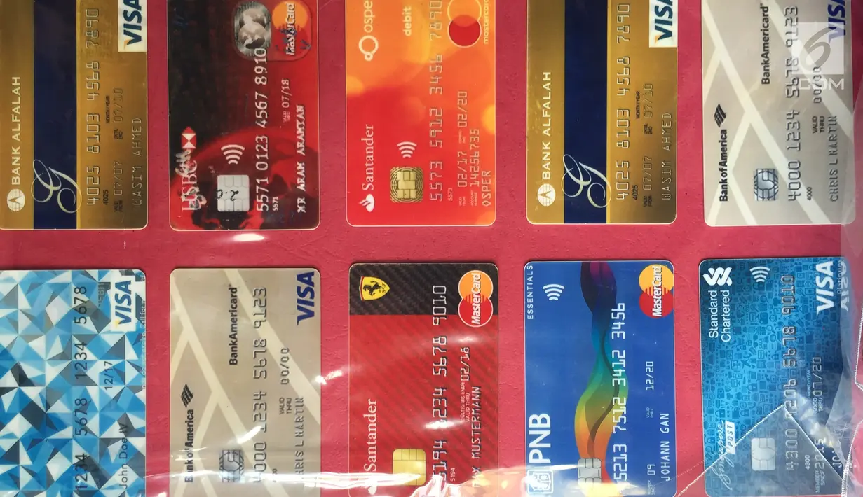 Puluhan kartu berbagai macam bank yang menjadi barang bukti kasus pemalsuan, pencurian data elektronik, dan tindak pidana pencucian uang ditampilkan di Polda Metro Jaya, Jakarta, Senin (18/12). (Liputan6.com/Immanuel Antonius)
