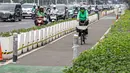 Pesepeda melintasi jalur khusus sepeda yang diberikan pembatas jalur permanen di kawasan Sudirman, Jakarta, Kamis (17/6/2021). Kapolri Jenderal Listyo Sigit Prabowo akan membongkar jalur sepeda di Jalan Sudirman-Thamrin dan mempelajari jalur khusus sepeda di negara lain. (Liputan6.com/Faizal Fanani)