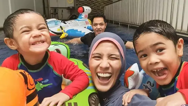Potret Alyssa Soebandono mengenakan baju renang muslimah