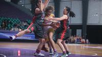 Center Surabaya Fever, Gabriel Sophia, dikawal oleh pemain Merah Putih Samator dalam laga Srikandi Cup seri 2 di GOR Kertajaya, Jumat (2/2/2018). (Dok. Humas Srikandi Cup)