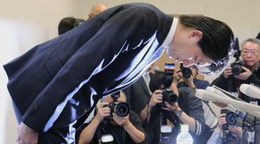 Anggota Parlemen Jepang Kensuke Miyazaki saat melakukan konferensi pers di Tokyo, Jepang, (12/2). Anggota parlemen Jepang ini mengundurkan diri setelah ketahuan selingkuh dengan model bikini saat istrinya sedang hamil. (AFP / Jiji Press)