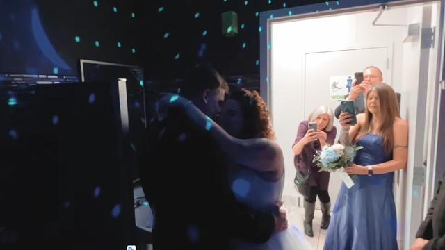 Pasangan Menikah di Kamar Mandi