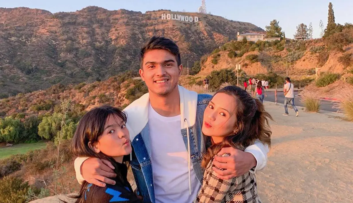 Atta, Beby, dan Caca kompak berpose di depan The Hollywood Sign. (Liputan6.com/IG/@bebytsabina)