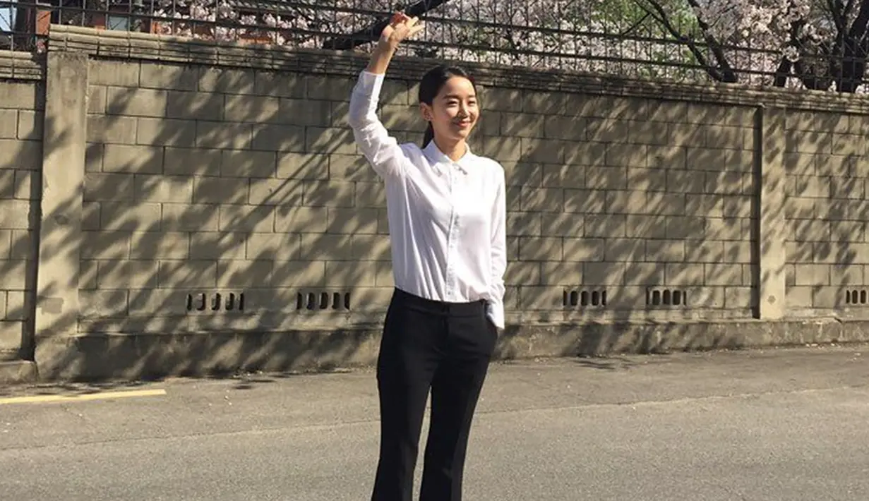 Menggunakan kemeja putih polos dengan celana kain hitam membuat penampilannya terlihat cukup formal. Namun, cara berpakaian wanita pemeran Kim So Yong di drama Korea Selatan Mr.Queen ini membuatnya terlihat cukup santai. (Liputan6.com/IG/@shinhs831)