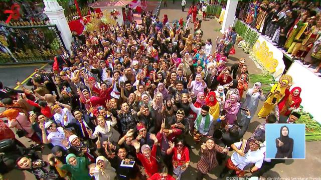 Tamu undangan yang hadir nampak menikmati penampilan Putri Ariani di acara HUT ke-78 Republik Indonesia (HUT ke-78 RI) pada Kamis (17/8/2023) di Istana.