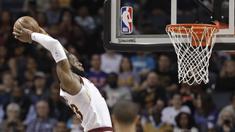 Pebasket Cleveland Cavaliers, LeBron James, memasukkan bola saat pertandingan melawan Charlotte Hornets pada laga NBA di Spectrum Center, Rabu (28/3/2018). Cleveland Cavaliers menang 118-105 atas Charlotte Hornets. (AP/Chuck Burton)