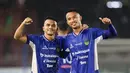 <p>Pemain PSIM Yogyakarta, Daniel Roken Tampubolon (kiri) dan Rio Hardiawan berfoto bersama saat merayakan gol ke gawang Bhayangkara FC saat laga final Pegadaian Liga 2 2024/2025 melawan PSIM Yogyakarta di Stadion Manahan, Solo, Jawa Tengah, Rabu (26/02/2025). (Bola.com/Abdul Aziz)</p>
