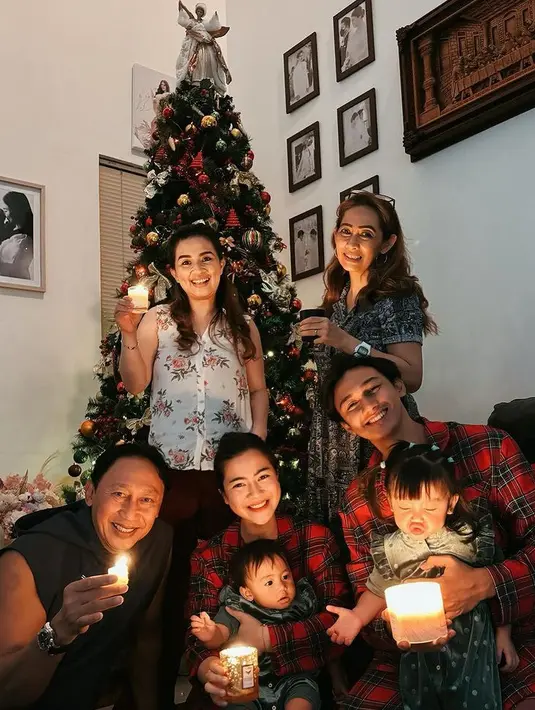 Felicya Angelista juga merayakan Natal di rumah, ia kompak mengenakan piyama merah motif kotak-kotak bersama suami. Sedangkan, kedua anaknya mengenakan dress model velvet. [@felicyaangelista.]