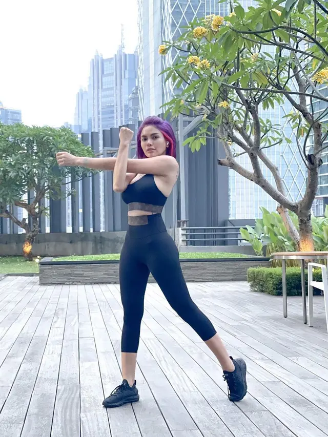 6 Potret Terbaru Nikita Mirzani dengan Rambut Ungu, Curi Perhatian