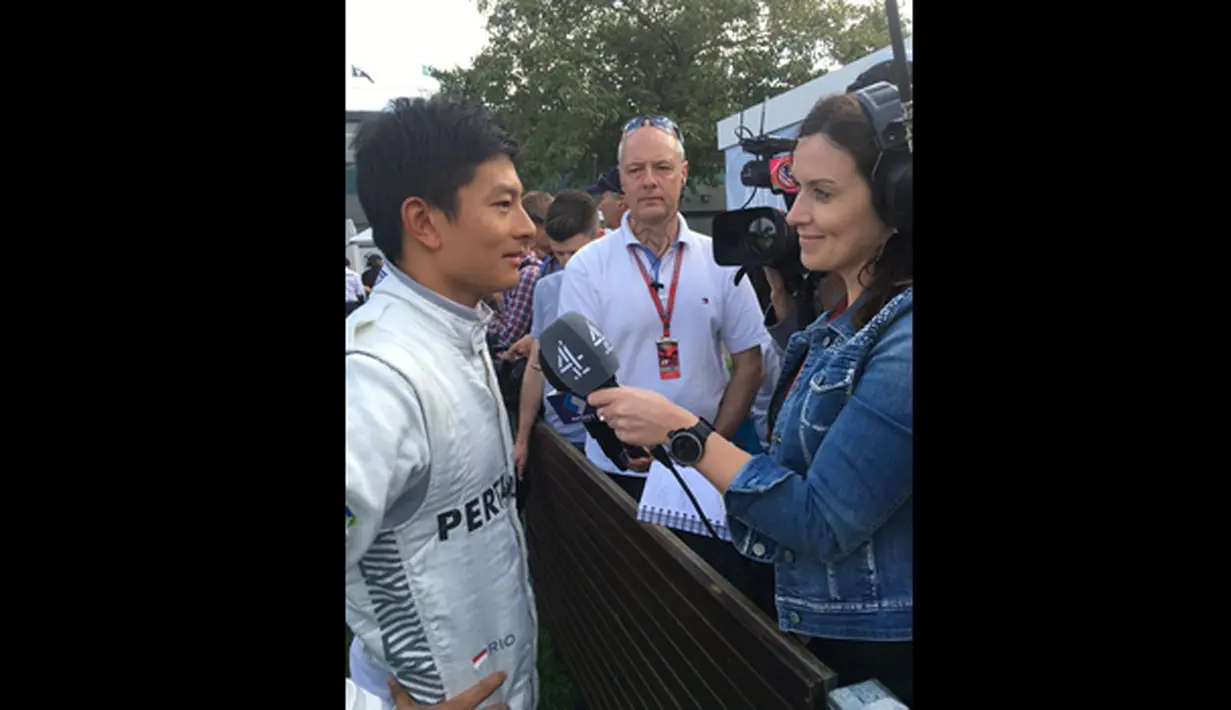 Kerusakan driveline pada MRT05 membuat Rio Haryanto berhenti balapan di GP Autralia, Minggu (20/3/2016). Rio Haryanto tetap tersenyum saat diwawancara seusai balapan. (Bola.com/Twitter) 
