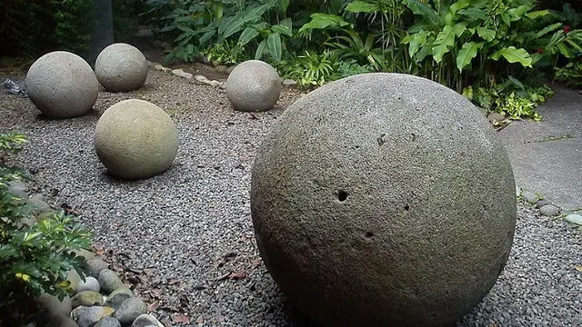 Bola Batu Raksasa