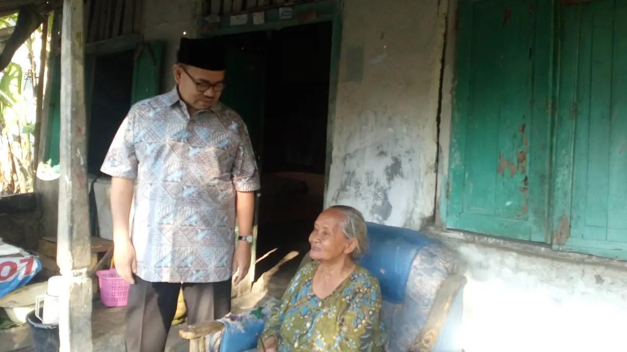 Tak Nyoblos, Sudirman Said Milih Nyekar dan Silaturahmi ke Tetangga di Brebes (Liputan6.com/Fajar Eko Nugroho)