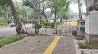 Penutupan trotoar di depan gedung Kedubes AS. (Liputan6.com/Winda Nelfira)