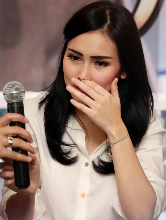 Kondisi Julia Perez yang menurun sejak seminggu belakangan ini, membuat prihatin para sahabat. Termasuk Ayu Ting Ting. Meski diakui kesibukannya membuat ia tak bisa setiap saat menjenguk. (Deki Prayoga/Bintang.com)