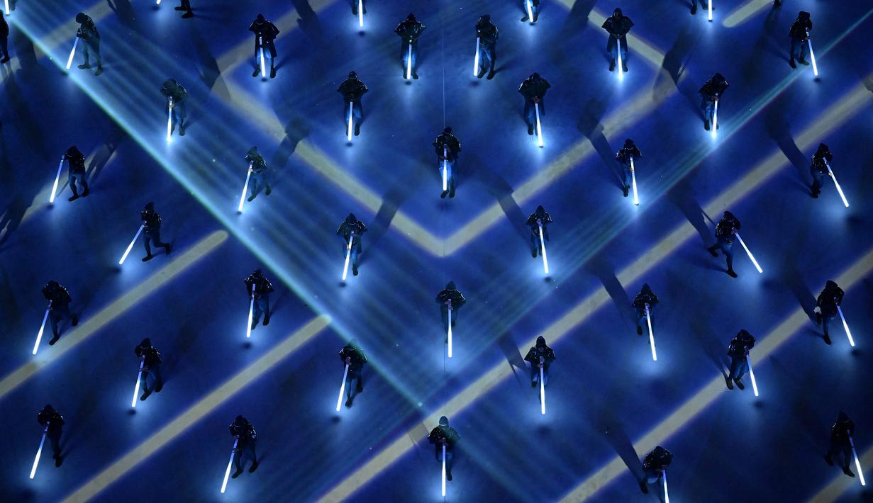 <p>Penampilan dari sejumlah penari saat upacara pembukaan Piala Dunia 2022 di Stadion Al-Bayt, Qatar, Minggu (20/11/2022). (AFP/Kirill Kudryavtsev)</p>
