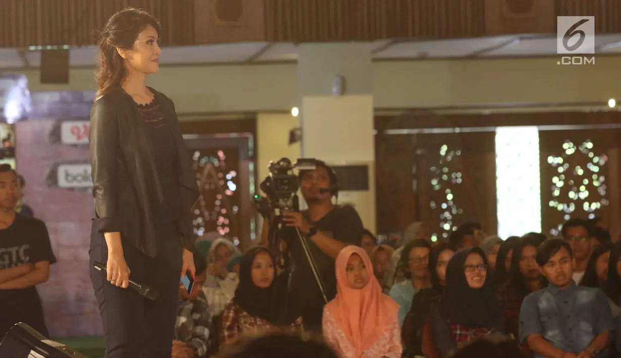 Pembawa berita senior Ira Koesno berbagi pengalaman sebagai seorang Jurnalis di Universitas Gadjah Mada, Yogyakarta, Rabu (1/11). Di EGTC 2017 Ira Koesno juga memberikan pembelajaran sebagai wartawan senior. (Liputan6.com/Helmi Afandi)