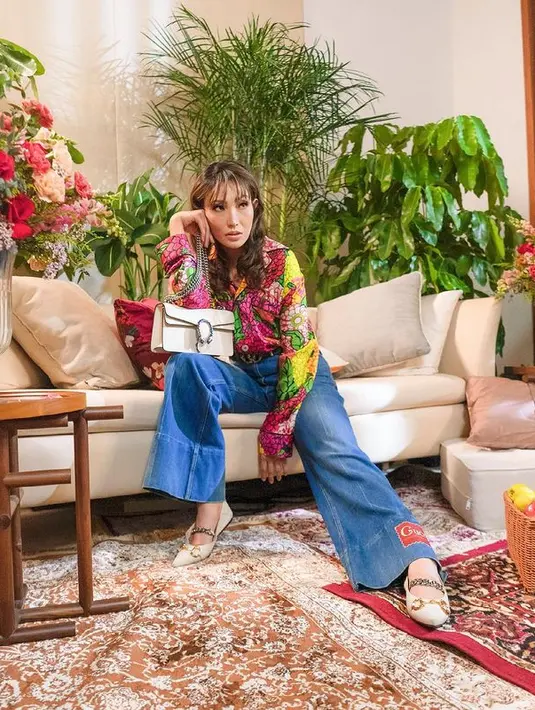 Tampil mewah, Ayu Dewi mengenakan outfti dari Gucci. Memadukan kemeja floral warna-warni yang dipadukan dengan loose jeans. Ia pun menenteng salah satu koleksi shoulder bag dari Gucci.(instagram/ayudewi7984)