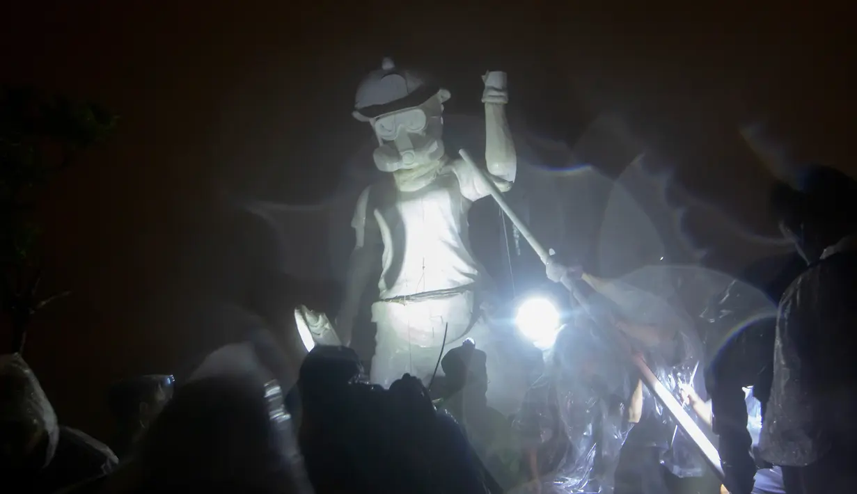 Demonstran antipemerintah mendirikan patung The Lady Liberty of Hong Kong di puncak pegunungan Lion Rock, Hong Kong, Minggu (13/10/2019). Pendirian patung tersebut merupakan bagian dari penggalangan dukungan terhadap gerakan aktivisme prodemokrasi. (AP Photo/Kin Cheung)