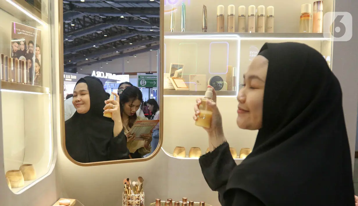 Di Jakarta X Beauty 2024, pengunjung bisa berburu berbagai produk kecantikan seperti untuk perawatan kulit wajah (skincare) hingga makeup dengan harga yang bervariatif dan terjangkau. (Liputan6.com/Herman Zakharia)