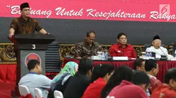 Wakil Sekjen DPP PDIP, Ahmad Basarah memberi sambutan saat Focus Group Discussion di Jakarta, Jumat (27/4). Diskusi ini digelar untuk mencegah penyebaran paham radikalisme pro kekerasan dan intoleransi yang tengah marak. (Liputan6.com/Angga Yuniar)
