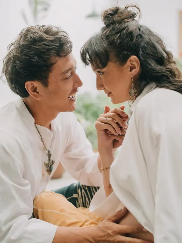 6 Maternity Shoot Terbaru Nadine Chandrawinata, Tampil Serasi dengan Dimas Anggara