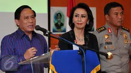 Komjen Imam Sudjarwo (kiri) bersama Yenti Garnasih (kedua kiri) saat mengumumkan pembentukan panitia seleksi calon anggota Kompolnas, Jakarta, (8/1). Pansel akan segera melakukan seleksi anggota Kompolnas periode 2016-2020. (Liputan6.com/Yoppy Renato)