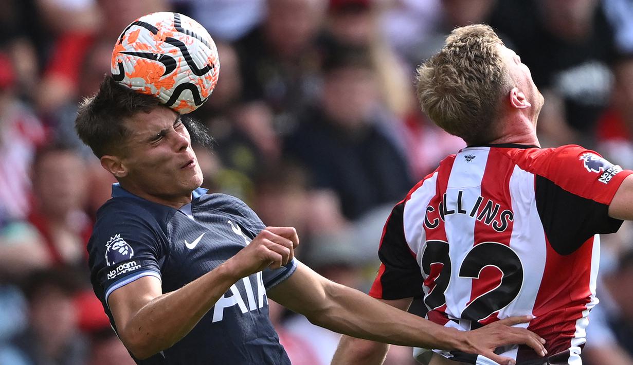 Pemain Tottenham Hotspur, Micky van de Ven (kiri), berhasil menghalau bola di udara dari jangkauan pemain Brentford, Nathan Collins, dalam pertandingan lanjutan Liga Inggris 2023/2024 yang berlangsung di Gtech Community Stadium, London, 13 Agustus 2023. Micky van de Ven yang kini berusia 22 tahun memiliki tinggi badan 1,9 meter membuat dirinya tidak kesulitan dalam duel-duel bola di udara. (AFP/Justin Tallis)