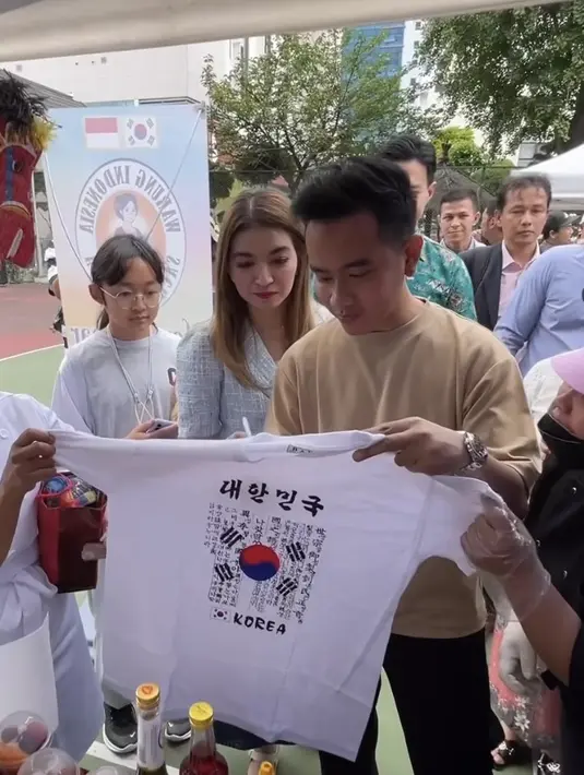 Nampak Gibran pun tampil kasual dengan tshirt lengan 3/4 warna coklat dipadukan celana hitamnya. @indonesiainseoul/@gandisulis