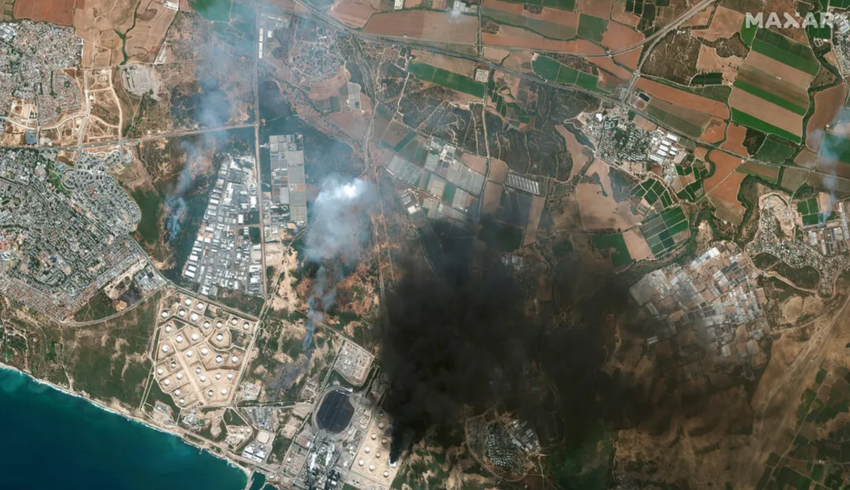 Gambar satelit yang dirilis oleh Maxar Technologies ini menunjukkan kebakaran di sebuah ladang tangki minyak di Ashkelon, Israel, Rabu (12/5/2021). Israel memanggil 9.000 pasukan cadangan menyusul kemungkinan invasi darat ke wilayah Gaza. (Maxar Technologies via AP)