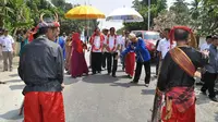Umapos merupakan tradisi penyambutan tamu agung dalam masyarakat Saluan, Sulawesi Tengah.