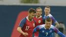 Pemain Islandia, Johann Berg Gudmundsson (kanan) menutup pergerakan pemain Norwegia, Martin Linnes pada laga uji coba di Reykjavik, Islandia, (2/6/2018). Islandia kalah dari Norwegia 2-3. (AFP/Haraldur Gudjonsson)