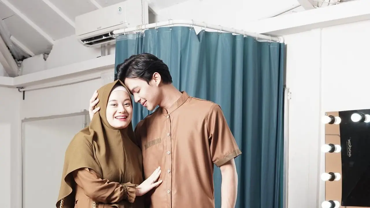 7 Gaya Dinda Hauw dan Rey Mbayang Pakai Baju Couple, Serasi Banget